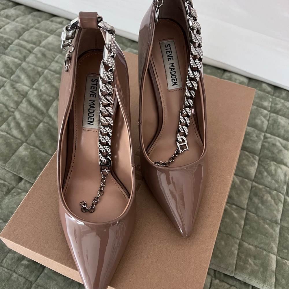 Steve Madden Women's Tan Zippy Pumps with Chain Detail